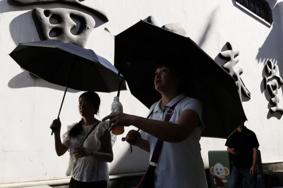 East China swelters under early heatwave